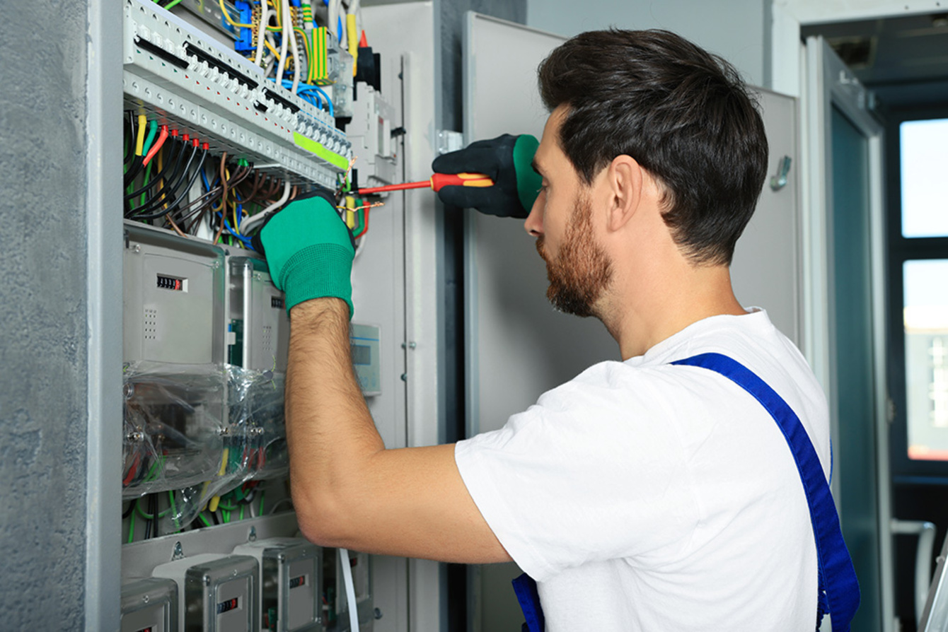 Nieder&shy;spannungs&shy;anlagen bei SES Schleusinger Elektro-Service GmbH in Schleusingen
